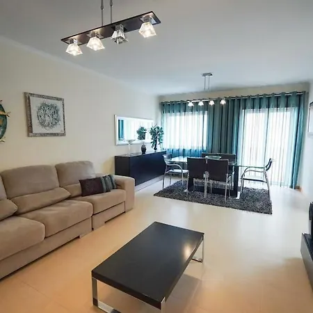Dalila's House - Spacious And Comfortable 3-bedroom With Garage Апартаменты Назаре