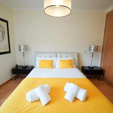 Dalila's House - Spacious And Comfortable 3-bedroom With Garage Назаре
