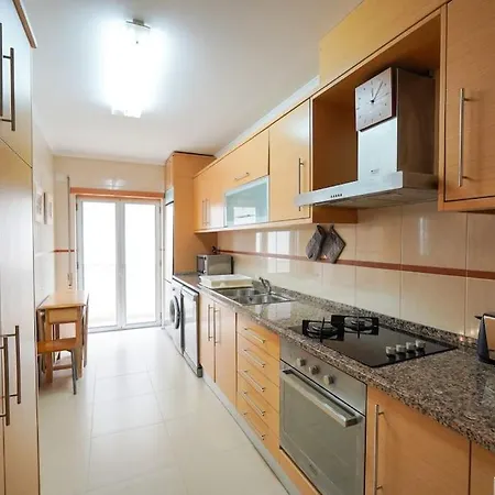 Dalila's House - Spacious And Comfortable 3-bedroom With Garage Назаре